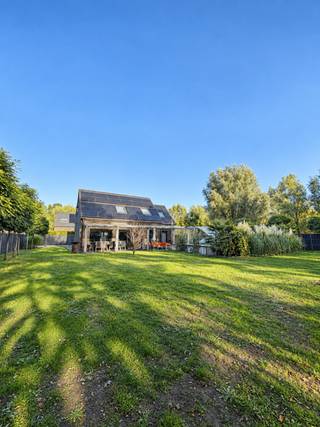 <p>Op zoek naar een instapklare woning met ruimte en een grote tuin?</p><p>Deze vrijstaande woning uit 2014 ligt als laatste huis in een doodlopende straat in Brecht. Op het hoekperceel van 1.347 m² bevindt zich ca. 190 m² bewoonbare oppervlakte, met drie slaapkamers en een ruime zuidgerichte tuin met zwembad.</p><p>De leefruimte en keuken sluiten rechtstreeks op elkaar aan en vormen een open woonruimte met veel contact met de tuin. De op maat gemaakte keuken in Italiaans design werd ingericht met veel aandacht voor kastruimte en praktisch gebruik. Ze is uitgerust met toestellen van Küppersbusch, waaronder een combi-stoomoven en combi-oven/microgolfoven, aangevuld met een Teppanyaki-plaat, vaatwasser en vier gaspitten van Barazza. Aansluitend bevindt zich een aparte ruimte die momenteel als bureau wordt gebruikt.</p><p>Op de eerste verdieping zijn drie slaapkamers aanwezig. De master bedroom wordt aangevuld met een ruime kinderkamer en een derde kamer die momenteel als speelkamer wordt gebruikt, maar eenvoudig opnieuw als slaapkamer kan worden ingericht. Verder zijn er een badkamer, wasruimte en tweede toilet.</p><p>De zuidgerichte tuin is onderhoudsvriendelijk aangelegd en volledig omheind met composiet. Bomen zorgen voor extra privacy. Het verwarmde semi-inbouwzwembad en de overdekte veranda vormen samen met de tuin een aangename buitenruimte. Via een tweede toegang achteraan is de tuin ook langs de achterzijde bereikbaar. Verder zijn er een tuinhuis met overkapping, aparte opslagruimte en een afgesloten buitenweide voor honden.</p><p>Qua comfort is er beneden vloerverwarming en airconditioning voorzien. Ook twee van de drie slaapkamers beschikken over airco. Daarnaast zijn er 30 zonnepanelen. Een garage, carport en ruime oprit met plaats voor meerdere wagens vervolledigen het geheel.</p><p>De ligging is rustig, met tegelijk een vlotte verbinding via de Sint-Jobsesteenweg naar de E19 richting Antwerpen en Breda.</p>