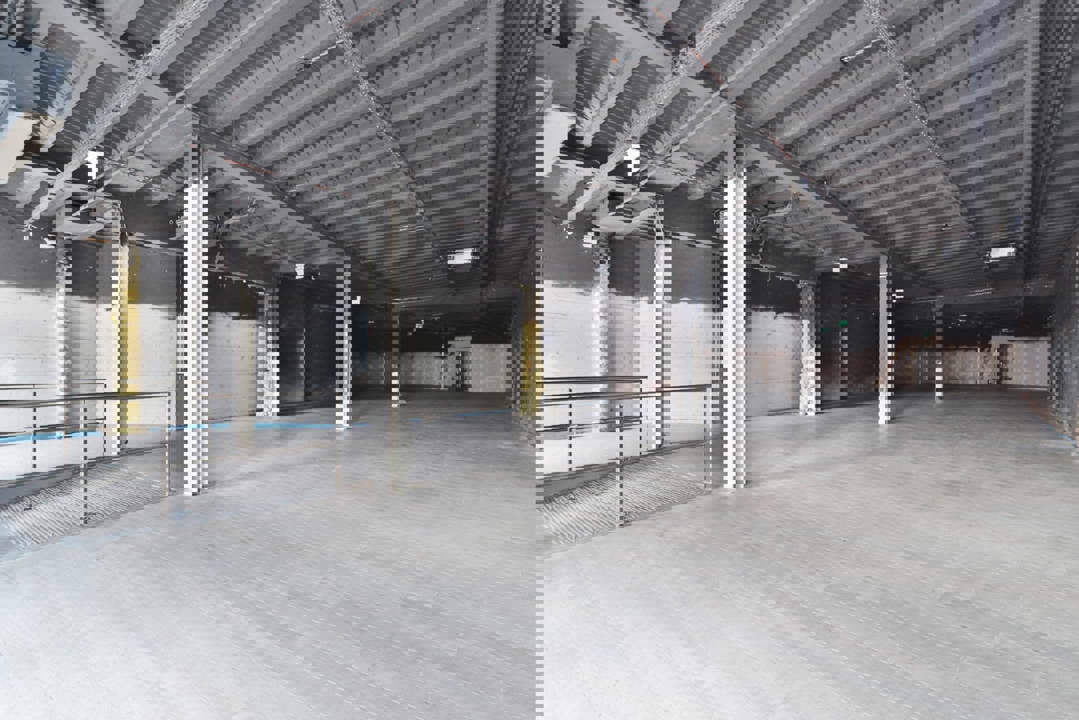 Grote handelsruimte met opslagruimte in commercieel centrum - foto 2