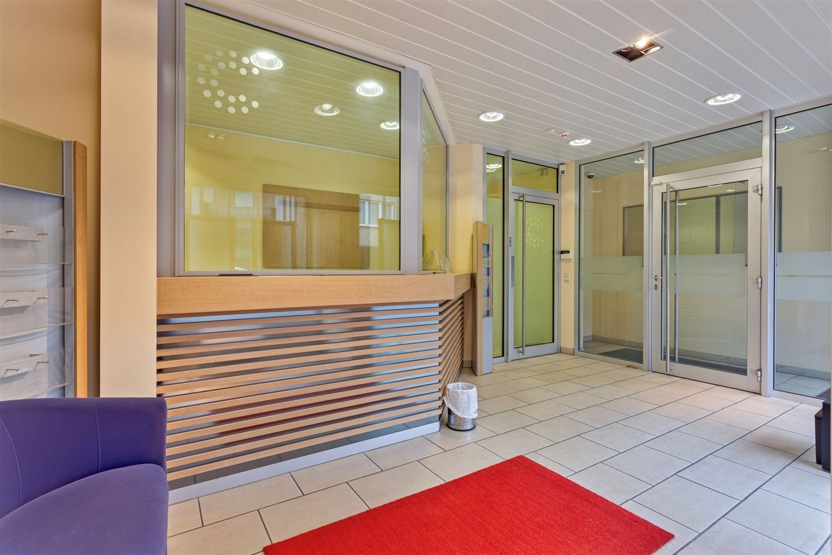 Voormalig bankkantoor met wachtruimte, loket, 3 burelen, polyvalente ruimte en een bergruimte - foto 5