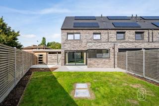 Op zoek naar een recente, instapklare en energiezuinige woning met voldoende ruimte voor het hele gezin? Deze prachtige woning, gebouwd in 2020, combineert hedendaags wooncomfort met een praktische indeling, een mooi aangelegde tuin en een uitstekend EPC-label A.Bij het binnenkomen ontdek je een aangename en lichtrijke leefruimte met aansluitend de moderne keuken. Het keukeneiland vormt het centrale punt en biedt niet alleen extra werkruimte, maar maakt de keuken ook bijzonder gezellig en functioneel.Op de verdieping bevinden zich drie volwaardige slaapkamers en een volledig uitgeruste badkamer. Extra ruimte nodig? De aanwezige zolder biedt nog heel wat mogelijkheden en kan perfect worden ingericht als vierde slaapkamer, bureau of hobbyruimte.Ook buiten is het aangenaam vertoeven. De mooi aangelegde tuin vormt een fijne plek om tot rust te komen, terwijl de eigen oprit zorgt voor praktisch parkeergemak.Dankzij het bouwjaar 2019, het gunstige EPC A, de drie slaapkamers en de uitbreidingsmogelijkheden op zolder is dit een ideale woning voor wie op zoek is naar een recente en energiezuinige thuis zonder grote werken.Een instapklare gezinswoning waar ruimte, comfort en energiezuinig wonen mooi samenkomen!Te koop via Immo Beguin, jouw vastgoedexpert sinds 2009, met kantoren in Ronse, Waregem, Kortrijk, Deinze, Doornik, Lessines, Moeskroen en Nieuwpoort.