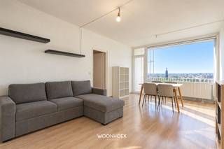 <p><span>Op een zeer centrale ligging nabij het hart van het historisch centrum van Gent bevindt zich dit lichtrijke en ruime appartement met 3 slaapkamers. Ideaal voor wie op zoek is naar een investering, een eigen woonst met potentieel of een woonplek voor studerende kinderen.</span></p><p><span>Dankzij de gunstige ligging op wandel- en fietsafstand van het station Gent-Dampoort, winkels, ontspanningsmogelijkheden en het historisch centrum geniet je van de combinatie tussen een aangenaam wooncomfort en een uitstekende bereikbaarheid.</span></p><hr /><p><span>Via de gemeenschappelijke inkomhal, voorzien van een lift, betreed je de privatieve inkomhal van het appartement. Aansluitend bevindt zich de ruime en lichtrijke leefruimte. De grote raampartijen met HR+ beglazing geven de ruimte een open en aangenaam gevoel. Er is voldoende plaats voor zowel een gezellige zithoek als een volwaardige eethoek. Vanuit de leefruimte heb je toegang tot het ruime zonneterras met een bijzonder uitzicht. Hier geniet u van een moment buiten, midden in de levendige stadsomgeving.</span></p><hr /><p><span>De volledig vernieuwde keuken, nabij de leefruimte, biedt een aangename ruimte om te koken. Ze is uitgerust met de nodige toestellen en beschikt over veel kastruimte, zodat u alles voor het dagelijkse gebruik gemakkelijk kunt opbergen.</span></p><p><span>Centraal bevindt zich de badkamer, uitgerust met een ligbad en een lavabo. Daarnaast beschikt het appartement over 3 ruime slaapkamers met grote raampartijen en veel natuurlijk licht. Wie niet alle slaapkamers nodig heeft, kan er bijvoorbeeld een bureau of hobbyruimte van maken.</span></p><hr /><p><span>Dankzij de centrale ligging, de vernieuwde keuken, de 3 slaapkamers en het ruime terras vormt dit appartement een mooie opportuniteit voor starters, investeerders en ouders van studerende kinderen. De combinatie van binnenruimte en buitenruimte is ---een extra troef voor wie graag dicht bij alles woont.</span></p><p><span>Bij Woonhoek Vastgoed begeleiden we u graag met aandacht en inzicht. Benieuwd wat dit appartement voor uw toekomst kan betekenen?</span></p><p><span>Vraag uw bezoek eenvoudig online aan, telefonisch via 09 310 77 07 of via mail naar </span><span>info@woonhoekvastgoed.be</span><span>.</span></p>