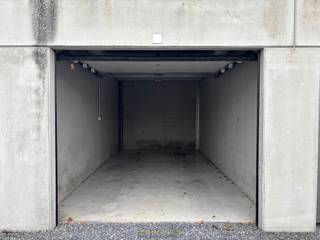 Centraal gelegen bovengrondse, afzonderlijke garagebox met automatische sectionale poort te Bevere. Zowel bereikbaar via de Koestraat als via de...