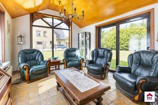 <p><strong>Te koop: ruime open bebouwing in een rustige residentiële wijk van Oostduinkerke, op korte afstand van zee en duinen.</strong></p>

<p> </p>

<p>Deze woning uit 1989 biedt een solide basis met veel ruimte voor een gezin. Gelegen in de Myosotislaan, geniet u van een rustige omgeving met alle voorzieningen binnen handbereik. Met vier slaapkamers en twee badkamers is er plaats voor iedereen. De aanwezigheid van een veranda en dubbele garage maken het geheel extra praktisch.</p>

<p> </p>

<p>Belangrijkste ruimtes:<br />• Living met grote ramen en veel lichtinval<br />• Eetkamer aansluitend op de keuken<br />• Keuken met functionele indeling<br />• Vier slaapkamers, ideaal voor gezin of gasten<br />• Twee badkamers met basisvoorzieningen<br />• Veranda met zicht op de tuin<br />• Dubbele garage met directe toegang tot de woning</p>

<p> </p>

<p>Troeven:<br />• Rustige residentiële ligging in Oostduinkerke<br />• Vier slaapkamers en twee badkamers<br />• Dubbele garage en veranda</p>

<p> </p>

<p>Neem vandaag nog contact op met uw ERA-makelaar voor een bezoek.</p>

<p> </p>

<p>JOUW DROOMHUIS. ZO GEVONDEN!</p>