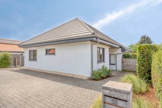deze mooie woning in open bebouwing bevindt zich in een woonwijk in Korbeek-Lo, deelgemeente van Bierbeek. De woning biedt aangename, heldere leefruimtes en een overdekt terras op het gelijkvloers op straatniveau, 3 slaapkamers en nog een polyvalente kamer op de verdieping en een volwaardige kelderverdieping met inpandige garage. De tuin aan de woning is volledig omheind en heeft ook een serre.
Omvattende:
Gelijkvloers: inkomhal, zit- en eetkamer, keuken, overdekt terras, nachthal, 3 slaapkamers, badkamer, toiletruimte
Zolderverdieping: polyvalente kamer, bergzolder
Kelderverdieping: inpandige garage, 6 keldercompartimenten
Inrit en tuin: inrit, omheinde tuin met serre en berging
Ligging: de woning bevindt zich in een woonwijk in Korbeek-Lo, een deelgemeente van Bierbeek. Bushaltes zijn vlakbij, de N3 Leuven/Tienen bevindt zich op 750m, de aansluiting met de ring rond Leuven is op 4 km afstand en de aansluiting met de E40 is op een 5-tal km rijden.
Deze woning is onmiddellijk beschikbaar.
Bekijkt u dit pand via één van onze aanverwante websites, dan verwijzen wij u graag door naar onze eigen website. https://www.itimmo.be/pimberg-33-korbeeklo