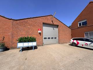 <p><strong>Loods van 667m² te koop op idéale ligging.</strong></p>
<p> </p>
<ul><li><strong>Troeven:</strong>poort voor en achteraan van telkens 4,3m hoog en 4m breed</li><li>3 staanplaatsen voor loods</li><li>isolatie in dak</li><li>drijfkracht aanwezig</li><li>grondoppervlakte van 1011m²</li></ul>
<p>splitsing en voorwaarden hieraan verbonden in aanvraag</p>