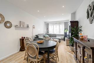 Opbrengsteigendom (204 m²) bestaande uit 3 appartementen in Merksem.Deze goed onderhouden opbrengsteigendom omvat drie stabiel verhuurde...