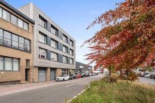 Bedrijfsgebouw te koop op een topligging met uitstekende visibiliteit, gelegen langs en toegankelijk via 3 verschillende straten, namelijk...