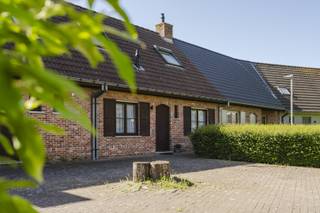**Vanaf-prijs** Deze verzorgde woning op een autovrij pleintje combineert rust met vlotte bereikbaarheid. Amper 500m stappen naar het Ring Shopping...