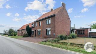 LUMMEN - Totaal te renoveren hoeve met schuur op 1,4ha<br /><br />Op een zeer centrale doch landelijke locatie in Lummen vinden we deze voormalige hoeve met twee woningen en diverse bijgebouwen, gelegen op een perceel van maar liefst 1ha40a.<br /><br />De eigendom bestaat uit twee woningen die mits een totaalrenovatie kunnen worden samengevoegd tot één geheel. De huidige indeling maakt de eigendom eveneens geschikt voor kangoeroewonen, wonen met kantoor/praktijkruimte, atelier, opslag of andere invullingen.<br /><br />De woningen en bijgebouwen bevinden zich op 46a20ca, met daarachter nog 94a30ca weiland. Het perceel heeft een straatbreedte van circa 65 meter.<br /><br />Woning nr. 4 omvat op het gelijkvloers een keuken, leefruimte met eetplaats en badkamer. Op de verdieping bevinden zich twee slaapkamers. Aansluitend is er een ruim bijgebouw met verschillende kamers.<br /><br />Woning nr. 6 beschikt over een ruime keuken met eetplaats, een grote leefruimte en badkamer op het gelijkvloers. Op de verdieping zijn er twee slaapkamers en een ruime overloop. Aansluitend bevindt zich een grote schuur met betonnen welfsels en een zeer ruime zolder, die rechtstreeks vanuit de woning bereikbaar is.<br /><br />Verder zijn er nog verschillende stallingen en bijgebouwen aanwezig.<br /><br />Bij een renovatie dient rekening te worden gehouden met de stedenbouwkundige mogelijkheden en eventuele afbraak van bepaalde constructies, afhankelijk van de gewenste bestemming en de vereiste vergunningen.<br /><br />Een eigendom met veel mogelijkheden voor wie op zoek is naar ruimte, zowel voor wonen als werken.<br />Contacteer ons gerust voor meer informatie over de mogelijkheden.<br /><br />Een opportuniteit voor wie op zoek is naar een hoeve als totaalproject waar men een nieuw verhaal kan schrijven. Voor meer informatie of een bezoek, kan u ons steeds contacteren: 053/60.65.66.<br /><br />(*) De visualisaties hebben geen juridische waarde.