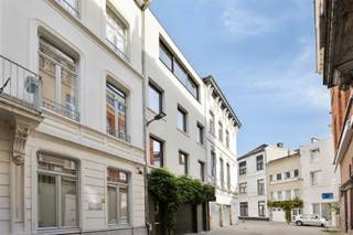 <p><span>Stijlvol 2-slaapkamerappartement met karaktervolle architectuur en een uniek loftgevoel</span></p><p><span>Loftgevoel op zijn best! Dit bijzonder sfeervolle 2-slaapkamerappartement combineert authentieke architecturale elementen met een warme, eigentijdse afwerking. De karaktervolle bakstenen plafonds, stoere zwarte draagbalken en prachtige houten vloeren geven het geheel een uitgesproken industriële uitstraling, zonder in te boeten aan gezelligheid.</span></p><p><span>De ruime leefruimte vormt het hart van het appartement. Dankzij de royale eetruimte, grote glaspartijen en aangename natuurlijke lichtinval geniet je hier van een open en uitnodigende sfeer. Natuurlijke materialen, warme tinten en originele details zorgen voor een interieur met persoonlijkheid en karakter.</span></p><p><span>Ook de afwerking en inrichting getuigen van oog voor detail en versterken het unieke karakter van deze woonst.</span></p><p><span>Een bijzondere troef is de privatieve inkom</span><span>, waardoor je het gevoel krijgt in een eigen woning te wonen, midden in de stad. Een unieke combinatie van privacy, karakter en stedelijk wooncomfort.</span></p><p><span>Bijkomend is er de mogelijkheid om een </span><span>inpandige staanplaats aan te kopen</span><span>. Dankzij de ruime afmetingen biedt deze niet alleen plaats voor een wagen, maar ook extra mogelijkheden voor stockage.</span></p><p><span>Een appartement voor wie houdt van authentieke materialen, een uitgesproken architectuur en een interieur dat net dat tikkeltje anders is.</span></p><p><span> </span></p><p><span> </span></p>