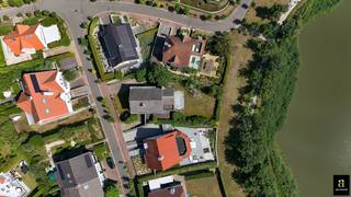 <p><span>Uniek aanbod: ge</span><span>legen op een uitzonderlijke locatie in het hart van Knokke, met een prachtig frontaal zicht op het Zegemeer, bevindt zich deze te renoveren villa op een perceel van circa 689 m².</span></p>
<p><span>De woning biedt een bijzonder interessante basis voor wie op zoek is naar een ruime villa op een absolute toplocatie en beschikt over vergunde plannen voor een grondige renovatie en uitbreiding. Het voorziene ontwerp omvat onder meer 5 slaapkamers en 4 badkamers, aangevuld met ruime leefvertrekken en een personenlift die de verschillende verdiepingen bereikt.</span></p>
<p><span>Ook op het vlak van parkeermogelijkheden biedt de villa uitzonderlijk veel potentieel. De bestaande kelderverdieping wordt behouden en voorziet in een ruime ondergrondse garage voor circa 2 à 3 wagens. Daarnaast is er op de oprit plaats voor meerdere auto's.</span></p>
<p><span>Dankzij de combinatie van het ruime perceel, de vergunde plannen, de royale parkeermogelijkheden en vooral het frontale zicht op het Zegemeer, vormt deze eigendom een bijzonder interessante opportuniteit voor wie een exclusieve villa wenst te realiseren op één van de meest gegeerde locaties van Knokke.</span></p>
<p><span>Een unieke renovatiemogelijkheid met uitzonderlijk potentieel, op wandelafstand van het Zegemeer, de Zeedijk en het centrum van Knokke.</span></p>