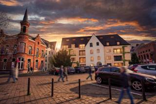 Ontdek dit exclusieve nieuwbouwproject “De Kroon” in het hart van Buggenhout: een moderne en stijlvolle residentie bestaande uit 53 luxe-appartementen en 3 handelspanden, ontworpen voor wie comfort, kwaliteit en een centrale ligging weet te waarderen. Bovendien is het mogelijk deze appartementen aan te kopen aan 6% BTW. <br />De residentie biedt een ruime waaier aan woonmogelijkheden, van 1-, 2- tot 3-slaapkamerappartementen, telkens met een doordachte indeling, hoogwaardige afwerking en grote raampartijen die zorgen voor een overvloed aan natuurlijk licht. Dankzij de hedendaagse architectuur en het gebruik van duurzame materialen straalt het gebouw klasse en tijdloosheid uit.<br />Gelegen midden in het centrum van Buggenhout, bevinden alle voorzieningen zich op wandelafstand: winkels, horeca, scholen, openbaar vervoer en recreatie liggen letterlijk voor de deur.<br />Onder het gebouw bevindt zich een ruime ondergrondse kelder met drie verdiepingen en gemeenschappelijke fietsenstalling, waar kopers de mogelijkheid hebben om een staanplaats, garage of dubbele garage bij aan te kopen. Zo geniet elke bewoner van maximale parkeergemakken en extra bergruimte.<br />Het project wordt uitgerust met de modernste technieken om een duurzaam en energiezuinig wooncomfort te garanderen. Elke woonst beschikt over een warmtepomp, vloerverwarming en een geavanceerd ventilatiesysteem. Dit alles zorgt voor een aangenaam binnenklimaat in elk seizoen én een lagere energiefactuur.<br />Dit nieuwbouwproject staat voor toekomstgericht wonen op een uitmuntende locatie. Luxe, duurzaamheid en comfort komen hier samen in een unieke woonbeleving.<br />Referentie: 5549