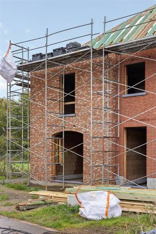 <p><span>Nieuwbouwwoning met drie slaapkamers op uiterst centrale doch rustig gelegen perceel te Zonhoven.</span></p><p><span> </span></p><p><span>Ontworpen voor gezinnen en levensgenieters die nét dat tikkeltje meer verwachten. Elke woning heeft haar eigen karakter en indeling, steeds uitgerust met de beste materialen en nieuwste technieken.</span></p><p><span> </span></p><p><span>Belangrijkste troeven:</span></p><p><span>- Centrale en zeer rustige ligging</span></p><p><span>- Kwalitatief afgewerkt</span></p><p><span>- Bewoonbare oppervlakte van 200,49m²</span></p><p><span>- Carport</span></p><p><span>- E-peil 20 met optie tot E10 of E0</span></p><p><span>- Warmtepomp, Zonnepanelen en Ventilatie D</span></p><p><span>- Eigen keuze tot afwerken van woning</span></p><p><span> </span></p><p><span>Bekijk zeker ook de grondplannen met de afmetingen. Zo krijgt u van thuis uit al een perfect beeld van wat deze woning te bieden heeft!</span></p><p><span> </span></p><p><span>Wenst u meer info of een vrijblijvende afspraak, contacteer dan ons kantoor op het nummer 011 85 15 15 en wij helpen u graag verder.</span></p>