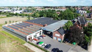 Gelegen aan het kruispunt van de Pittemstraat en de Randweg in Meulebeke bevindt zich dit veelzijdige magazijn van 1.500 m² aangevuld met 300 m² overdekte luifelruimte, een vrije hoogte van 6 meter en een sectionaalpoort van (4 m B x  x 4,2 m H). Vooraan bevindt zich een kantoorruimte van 125 m², ingericht met 2 afzonderlijke burelen, een vergaderzaal, een inkomhal, 2 toiletten en een bergruimte. Het pand is geschikt voor opslag-, productie- en logistieke activiteiten.<br /><br />Het bedrijfsgebouw is beschikbaar vanaf september 2026 en vormt dankzij de combinatie van ruime magazijnen, kantoorfaciliteiten, overdekte laad- en losruimte en een praktische indeling een uitstekende locatie voor diverse bedrijfsactiviteiten.<br /><br />Contacteer PANORAMA B2B voor meer inlichtingen, plannen of een vrijblijvend plaatbezoek 050 300 800.
