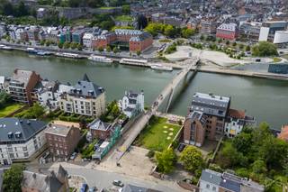 <p>À Jambes, à deux pas du bord de Meuse, découvrez ce splendide appartement de 103 m², un bien rare qui allie espace, confort et élégance. Offrez-vous un cadre de vie exceptionnel grâce à une organisation idéale : un espace de jour lumineux ouvert sur un balcon enveloppant, et un espace de nuit parfaitement indépendant pour un confort optimal. Une véritable perle à visiter sans tarder.</p>
<p>Il se compose d’un hall d’entrée avec vestiaire, d’un vaste séjour baigné de lumière, d’une cuisine équipée, d’un WC séparé, d’un hall de nuit, de trois chambres avec placards intégrés et d’une salle de bain avec emplacements machines. Données techniques : porte sécurisée, châssis ALU, chauffage collectif au gaz de ville avec décompteur de chaleur et d’eau chaude, électricité non conforme, compteurs individuels pour l’électricité. PEB C – 189 kWh/m².an – 19.511 kWh/an – 20260401020199.</p>
<p>La copropriété a déjà bénéficié de nombreux travaux : mise en conformité de l’ascenseur, remplacement de la chaudière collective, nouvelle toiture avec isolation, sécurisation de la porte d’entrée et actualisation des parlophones.</p>
<p>***Pour des opportunités exclusives, inscrivez-vous sur <strong>weinvest.be</strong> et accédez à des biens ciblés. Besoin d'une estimation SANS ENGAGEMENT ? Contactez-nous au <strong>0471 93 09 39</strong>. Nous sommes là pour vous accompagner dans votre achat, investissement ou vente.***<br /><br />L'agent immobilier ne pratique aucune enchère, monopole des notaires. Il n'a pas le droit de fixer un prix minimum ni de vendre le bien. Ces décisions reviennent exclusivement au propriétaire, qui, s’il choisit de vendre, n'est pas lié à l'offre la plus élevée, mais à celle qui correspond le mieux à ses critères (prix, délai, conditions). Le prix indiqué n'est qu'un prix de départ.</p>