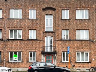 Dit verzorgde appartement met twee slaapkamers bevindt zich op een uitstekende locatie, vlak bij het kerkplein van Ekkergem. In de onmiddellijke omgeving vindt u onder meer de Coupure, de Watersportbaan, supermarkten, scholen en een uitgebreid openbaarvervoersnetwerk.<br /><br />Bij het betreden van het appartement valt meteen de ruime en lichtrijke woonkamer op. Dankzij de grote raampartijen geniet u hier van veel natuurlijk licht. Zowel vanuit de woonkamer als vanuit de keuken kijkt u uit op de aangename stadstuin van maar liefst 50 m². De keuken verkeert, net als de overige ruimtes, in goede staat en biedt voldoende plaats voor een oven, microgolfoven, koelkast en wasmachine. Het slaapgedeelte bestaat uit een ruime hoofdslaapkamer en een kleinere tweede slaapkamer, die ook perfect kan dienen als bureau, dressing of kinderkamer. Verder beschikt het appartement over een badkamer met dubbele wastafel, douche en toilet. In de kelder bevinden zich een gemeenschappelijke fietsenstalling en een private berging.<br /><br />De huurprijs bedraagt €900 per maand, vermeerderd met €15 per maand als bijdrage voor het onderhoud van de tuin. De kosten voor water, gas en elektriciteit zijn niet inbegrepen. Het appartement is beschikbaar ten vroegste vanaf 15/09/2026 via een 3-jaarcontract. Het vestigen van een domicilie is verplicht. Bezoekaanvragen worden uitsluitend per e-mail behandeld.<br /><br />