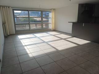 Ruim appartement met zuidgericht terras, inclusief garagebox<br />Op de eerste verdieping van een kleinschalig gebouw (gelijkvloers + 2 verdiepingen) bevindt zich dit aangename appartement van 81 m². Het gebouw beschikt niet over een lift, wat zorgt voor beperkte gemeenschappelijke kosten.<br /><br />Het appartement omvat een lichtrijke leefruimte met open keuken, twee volwaardige slaapkamers, een badkamer met douche en hoekbad, een apart toilet en een praktische berging.<br /><br />Aansluitend aan de leefruimte bevindt zich een ruim zuidgericht terras van 14 m², ideaal om de hele dag van de zon te genieten.<br /><br />Daarnaast is er een private garagebox inbegrepen.<br /><br />Het appartement is rustig gelegen op het einde van een woonwijk, waardoor er zeer weinig verkeer is. Tegelijk bevindt het zich op wandelafstand van het centrum van Hemiksem, met winkels, openbaar vervoer en andere voorzieningen in de buurt.<br />Kenmerken:<br /><br />Bouwjaar: 2001<br />Bewoonbare oppervlakte: 79 m²<br />Zuidgericht terras van 14 m²<br />2 slaapkamers<br />Badkamer met douche en hoekbad<br />Apart toilet<br />Berging<br />Open keuken met leefruimte<br />Recent vernieuwde boiler<br />Garagebox inbegrepen<br />Kleinschalig gebouw (gelijkvloers + 2 verdiepingen, geen lift)<br /><br />Een ideaal appartement voor starters, koppels of als investering.<br /><br />Voor meer informatie of een bezoek, neem gerust contact op.
