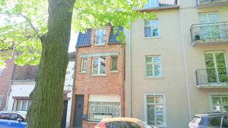 Deze woning is op zoek naar nieuwe eigenaars die handig zijn. Maak van deze woning een nieuwe thuis volledig naar eigen wens.Gelijkvloers (65m²)Ruime...