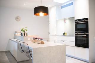 ONDER OPTIE<br /><br />Dit recente éénslaapkamerappartement werd gebouwd in 2020 en voor het eerst bewoond in 2021. Het wordt verkocht door de eerste eigenaars en verkeert in perfecte staat. Het appartement is volledig instapklaar en steeds met zorg onderhouden.<br /><br />De lichtrijke leefruimte met open, volledig uitgeruste keuken biedt een aangenaam wooncomfort. De leefruimte geeft uit op een zuidoostgericht terras, ideaal om 's ochtends en 's middags van de zon te genieten.<br />Verder beschikt het appartement over een ruime slaapkamer, een moderne badkamer en een praktische berging, ideaal voor was- en droogmachine en extra opslag.<br /><br />In het gebouw is een gedeelde fietsenstalling aanwezig. Bovendien is er in de straat en de directe omgeving ruim voldoende parkeergelegenheid.<br /><br />Het appartement geniet van een centrale en gegeerde ligging in Brasschaat, met winkels, openbaar vervoer en andere voorzieningen op wandel- en fietsafstand.<br /><br />Dankzij het recente bouwjaar voldoet het appartement aan de hedendaagse normen op vlak van comfort, energiezuinigheid en kwalitatieve afwerking. Ideaal als eerste, eigen woonst of als zorgeloze investering.<br /><br />Maandelijkse kosten: €107.<br /><br />Interesse? Stuur een mail naar lagekaart322@hotmail.com.<br /><br />Kijkdagen: zondag 1 februari en zaterdag 7 februari.