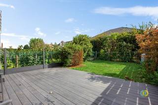 <p><span>In een rustige en residentiële wijk van Koningslo bevindt zich deze ruime bel-étage woning met garage, oprit, tuin en zolder. De woning geniet een gunstige ligging nabij winkels, scholen, openbaar vervoer en belangrijke verbindingswegen, met een vlotte bereikbaarheid van Vilvoorde, Brussel en de Ring. De woning is op te frissen, maar beschikt technisch over een goede basis. Dankzij het EPC-label C is er geen energetische renovatieverplichting, waardoor een eventueel renovatiebudget volledig naar de verdere inrichting en modernisering van de woning kan gaan. Bovendien verkeert het dak in zeer goede staat. Op het gelijkvloers vinden we een ruime inkomhal, een inpandige garage met extra bergruimte en een praktische wasplaats met rechtstreekse toegang tot de tuin. De oprit biedt plaats aan een bijkomende wagen. De eerste verdieping omvat een lichtrijke leefruimte met open keuken en grote raampartijen. Op de tweede verdieping bevinden zich twee zeer ruime slaapkamers, een badkamer met douche en wastafel en een apart toilet. De ruime zolder biedt bovendien extra potentieel en kan mits het plaatsen van een vaste trap worden ingericht als extra slaapkamer, bureau, hobbyruimte of polyvalente ruimte. Een interessante woning voor wie een thuis zoekt die naar eigen smaak gemoderniseerd kan worden in Koningslo.</span><span><br /> </span></p>