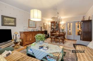 Dit verzorgde appartement bevindt zich op de tweede verdieping, op wandelafstand van het strand van Oostende, en dicht bij winkels en openbaar vervoer!<br />Het ruime appartement (92 m²) is ingedeeld als volgt:<br />inkomhal met ruime berging, afzonderlijk toilet en vestiaire, woonkamer, aparte keuken met terrasje, badkamer met ligbad en dubbele lavabo en ruimte voor wasmachine en droogkast, en 2 volwaardige slaapkamers, waarvan één met toegang tot terras. Verwarming is gemeenschappelijk.<br />Het appartement wordt momenteel verhuurd, wat dit mogelijks ideaal maakt als investering.