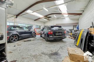 Voormalige drukkerij gelegen in centrum Wingene op een totale oppervlakte van 705 m².Indeling loods (ongeveer 370 m²) :Inkom, doorgang naar diverse...