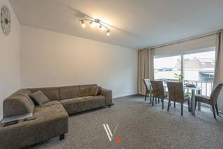 <strong>2-slaapkamerappartement te koop op een goede centrale locatie!</strong><br /><br />Op zoek naar een comfortabel en uitstekend gelegen appartement? Dit appartement op de eerste verdieping combineert een rustige woonomgeving met de nabijheid van alle belangrijke voorzieningen: winkels, scholen, invalswegen en sportaccommodaties liggen allemaal binnen handbereik.<br /><br /><strong>De troeven van dit appartement:</strong>
<ul>
<li><span><strong>Zuidgerichte leefruimte</strong></span></li>
<li><span><strong>Goede indeling:</strong> Een praktische keuken, 2 volwaardige slaapkamers, een handige berging en een badkamer met ligbad, lavabomeubel en toilet.</span></li>
<li><span><strong>Extra opslag & parkeren:</strong> Inclusief private kelderberging en een gemeenschappelijke fietsenstallling. Alsook garagebox verplicht aan te kopen aan €13.000.</span></li>
<li><span><strong>Investeringskans:</strong> Het appartement is momenteel verhuurd (huurder huurt reeds meer dan 10 jaar!), wat dit een zorgeloze en meteen renderende investering maakt.</span></li>
</ul>
<strong>Interesse?</strong> Neem voor meer informatie of een bezoek contact op met Brecht via brecht@vanthuynevastgoed.be<br />