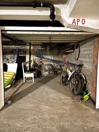 Comfortable staanplaats voorzien met poort te koop op niveau -2. Afmetingen: Breedte: 2,33 m; Diepte: 4,66 m...