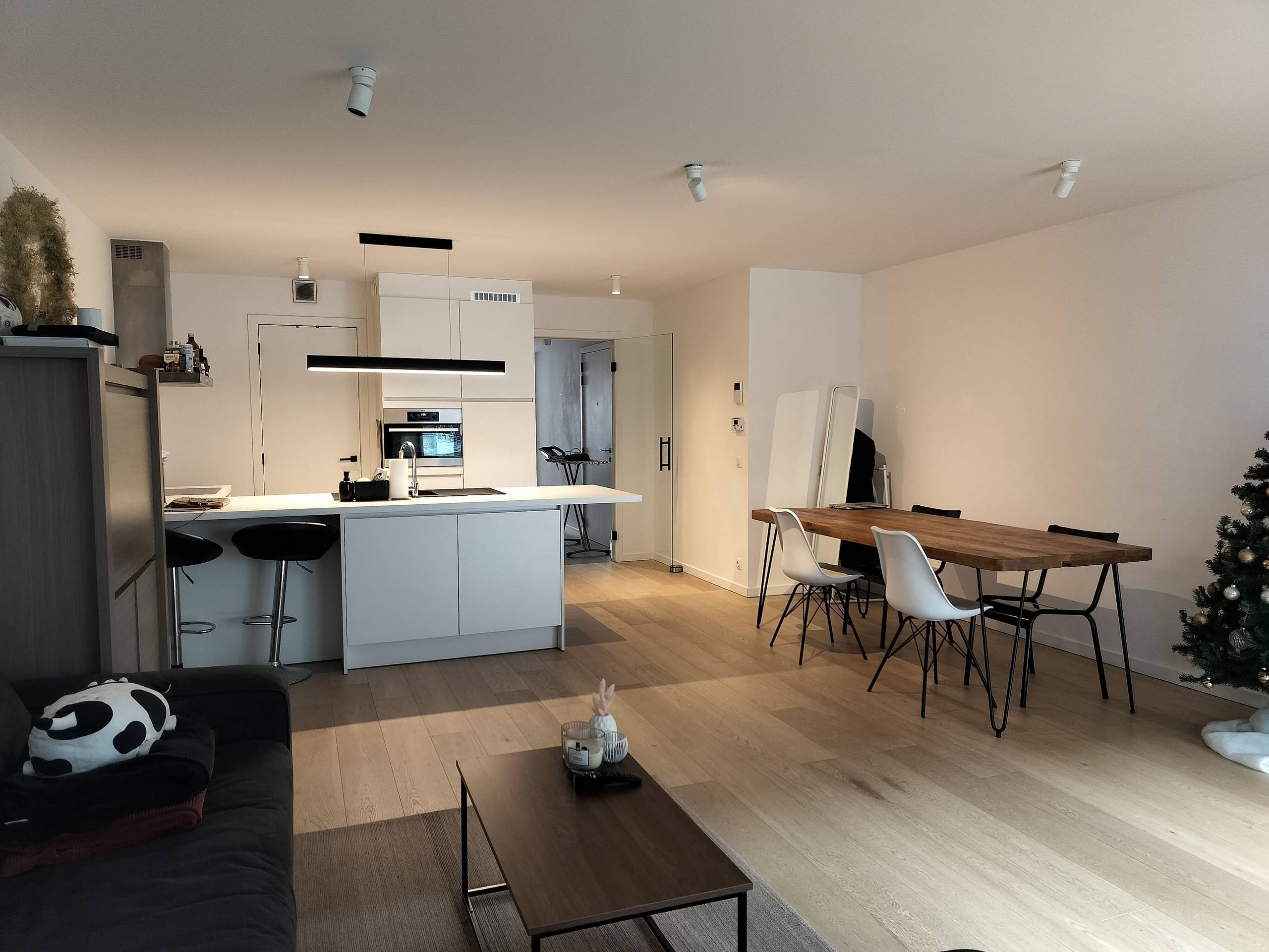 Centraal gelegen appartement met twee slaapkamers, autostaanplaats en terras in Ieper - foto 2