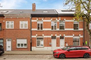 Gezinswoning met 4 slaapkamers nabij het centrum van Turnhout.<br />EPC: 155 kWh/m² | Beschikbaar: onmiddellijk | koer aanwezig<br /><br /><strong>bezoek aanvragen via volgende link: </strong>https://dilegno.mijnhuurprofiel.be/property/60aee38a-3a34-46a7-9a7d-deb77045cb4a<br /><br /><strong>Omschrijving</strong>:<br />Gezinswoning gelegen nabij het centrum van Turnhout, op wandelafstand van De Nieuwe Kaai, het station en de winkelstraat.<br /><br />We betreden deze woning via de inkomhal, welke toegang geeft tot de ruime woonkamer (± 32m²).<br />Aansluitend aan de woonkamer bevindt zich de keuken, een apart toilet en de badkamer (voorzien van een douche en dubbele wastafel). De keuken is voorzien van een kookplaat, oven, vaatwasser, spoelbak en koelkast. Vanuit de keuken is er toegang tot het koertje achteraan de woning gelegen. <br />Helemaal achteraan vinden we de berging met voorzieningen voor wasmachine en droogkast.<br /><br />Op de eerste verdieping zijn er 2 ruime slaapkamers. Via een vaste trap bereikt u de zolderverdieping, waar zich nog twee ruime slaapkamers bevinden.<br /><br /><strong>Algemeen</strong>:<br />- Beschikbaar: onmiddellijk<br />- EPC: 155 kWh/m²<br />- koer aanwezig<br />- Nabij centrum Turnhout