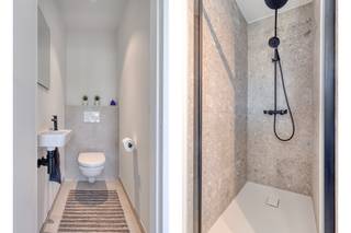 Deze strak ontworpen nieuwbouwwoning van Huysman Bouw ligt in een rustige, nieuwe verkaveling tussen de Eeklostraat en Benninckstraat. De bouwwerken zijn gestart en u koopt aan vaste prijs. De woning is zuidoost georiënteerd op een perceel van 291m² en beschikt over een carport, zolder, 3 slaapkamers en een praktische wasplaats. Dankzij de grote raampartijen geniet u van veel licht en een optimale indeling. Energiezuinigheid staat centraal: warmtepomp met vloerverwarming op beide verdiepingen, zonnepanelen, ventilatie met warmterecuperatie en superisolerende beglazing zijn standaard. Uw interieur kiest u volledig op maat, met begeleiding van onze interieurarchitect. Ruime budgetten voor keuken, vloeren en deuren zijn voorzien. Ontworpen door CAS architecten, met hoogwaardige gevelmaterialen en strakke lijnen. Interesse? Contacteer Ewout Vanden Bussche via 0497 588 888 of contact@huysmanbouw.be.<br /> 