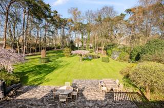 Ruime villa in het groene Zoersel<br /><br />Op wandelafstand van het Zoerselbos bevindt zich deze instapklare villa ( volledig nieuw geschilderd ) . Met een bebouwde oppervlakte van in totaal 444 m² op een perceel van 4.696 m², biedt deze eigendom een zeldzame en aangename woonbeleving.<br /><br />De woning verwelkomt u via een lichtrijke inkomhal. Aansluitend bevindt zich de leef- eet- en keukenruimte ( AGA fornuis ) die in elkaar overvloeien. Wasplaats voorzien van maatkasten, aansluitingen voor was- en droogmachine. Twee ruime extra kamers ( bureel- kinder- slaapkamer ...). Inpandige garage voor 2 wagens met geautomatiseerde poort en carport voor derde wagen. Grote raampartijen creëren een naadloze overgang naar de terrassen en de tuin.<br />De verdieping beschikt over 3 volwaardige slaapkamers. De master slaapkamer bevat een ruimte voor een dressing en een terras met uniek zicht op de tuin. Een veelzijdige ruimte ( extra slaapkamer, atelier, ontspanningsruimte ... ) , een dubbele badkamer en een afzonderlijk toilet vervolledigen het verdiep.<br />De kelder is bereikbaar met vaste trap, ingericht met maatkasten en voorzien van ingebouwde diepvriezers en koelkast.<br />In de mooi aangelegde tuin ( voorzien van een robotmaaier ) bevindt zich een chalet - gastenverblijf, gesloten opslagruimte, carports , serre en een vijver.<br />De woning werd in 2000 uitgebreid en volledig gerenoveerd.<br /><br />De mogelijkheid om de aanpalende bouwgrond ( 1.532 m²) met atelier (96 m²) aan te kopen, biedt een bijkomende opportuniteit.<br />Dit kan ook afzonderlijk aangekocht worden.<br /><br />Voor meer informatie of een bezoek kan u contact opnemen via win.bastiaens@gmail.com of 0474 06 30 57