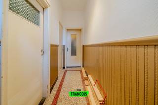 Centraal gelegen in de Wahisstraat 25 te Menen bevindt zich deze charmante en gezellige woning. Bij het betreden van de woning komt u op het gelijkvloers terecht in een aangename leefruimte, die naadloos aansluit op de keuken en zo zorgt voor een vlotte en praktische indeling. Aansluitend bevindt zich eveneens een aparte eetruimte, ideaal voor gezellige momenten met familie en vrienden.<br /><br />Het gelijkvloers wordt verder aangevuld met een badkamer en een inpandige garage, wat bijdraagt aan het dagelijks comfort en extra bergruimte biedt.<br /><br />Op de bovenverdieping bevinden zich twee slaapkamers.<br /><br />Op bouwtechnisch vlak is de woning uitgerust met dubbele beglazing in PVC-ramen, wat zorgt voor een goede isolatie en een verhoogd wooncomfort.<br /><br />Daarnaast heeft de woning een EPC label D, wat geen renovatieplicht met zich meebrengt. <br /><br />