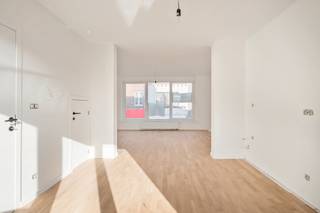 Gerenoveerde triplex pal in het centrum van Kapellen!Triplex:Op de eerste verdieping- een ruime leefruimte op parketvloer van Ca. 40 m² waar...