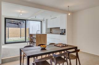 <p><strong>Vernieuwd gelijkvloers appartement in het kloppend hart van Kontich<br />Welkom in Kontich: een dorp waar je de bakker nog bij naam kent, waar het leven traag genoeg bolt om ervan te genieten - terwijl je toch dicht bij al het nodige leeft. Geen wonder dat wonen hier gegeerd is! En al helemaal als je kan neerstrijken in deze karaktervolle vernieuwbouw waar élk hoekje fris en doordacht is aangepakt. Alles is hier nieuw: van gevel tot dak, van leidingen tot ramen. Hier is het thuiskomen met een hoofdletter T. Kom binnen! (doe de schoenen maar uit want 't is hier allemaal op vloerverwarming)</strong></p><p><strong>Welkom in de inkom</strong></p><p>Via de straatkant wandel je binnen in een compact gemeenschappelijk inkomsasje: netjes en overzichtelijk, met de meters van jouw unit binnen handbereik. Achter je eigen voordeur begint je verhaal écht: een lange, lichte hal die meteen de toon zet…</p><p><strong>Hal met mogelijkheden</strong></p><p>Deze gang is meer dan zomaar een doorgang: het is een ruimte op zich. Denk: plek voor wasmachine en droogkast, een elegante vestiairekast - en misschien zelfs een kunstwerk of extra opberging. Alles kan, niets moet.</p><p><strong>Twee kamers, eindeloos veel invullingen</strong></p><p>Vooraan ligt de eerste slaapkamer: perfect als logeerkamer, creatieve werkplek of bureau met zicht op het leven buiten. Achterin wacht de master: rustiger, knusser - en perfect voor nachten onder een fluffy donsdeken.</p><p><strong>Strak afgewerkte badkamer</strong></p><p>Hier kom je tot rust. Een moderne wastafel, strakke douche, zachte tegels: alles werd hier met zorg uitgekozen. Het apart toilet zorgt voor extra comfort, en de technische berging houdt alle praktische zaken mooi uit het zicht.</p><p><strong>Gietijzeren statement, leefruimte deluxe</strong></p><p>Een karaktervolle gietijzeren deur scheidt de nachthal van de leefruimte en vormt meteen een eyecatcher. De open keuken - mét keukeneiland, jawel - nodigt uit tot samen koken, lachen, tafelen. Alles is aanwezig, enkel de verlichting wacht nog op jouw persoonlijke touch.</p><p><strong>Zeldzaam groen</strong></p><p>Via grote raampartijen wandel je naar buiten, richting je eigen stukje tuin: een luxueuze zeldzaamheid in het centrum, waar je seizoensrond van kan genieten. Het terras en achterpoortje geven bovendien toegang tot de zijkant van het gebouw, handig!</p><p><strong>Fijn om weten</strong></p><p>Met een oppervlakte van 121 m², een EPC van 105 (label B) en een locatie om u tegen te zeggen, is dit een unieke kans om helemaal opnieuw te beginnen - in een pand dat volledig klaarstaat voor jouw verhaal. Tof! </p><p><strong>Verliefd? <u>Info@ugly.be</u></strong></p><p></p>