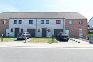 Schitterende moderne woning te huur gelegen langs de Klaproosstraat nabij centrum Roeselare.<br />Deze woning beschikt over alle nodige hedendaagse comfort en is bovendien bijzonder energiezuinig!<br />De buurt is er uiterst kindvriendelijk, nabij winkels, scholen en op enkele minuten van de autostrade en invalswegen.<br /><br />Gelijkvloers bestaande uit inkom, <strong>gastentoilet</strong>, leefruimte met<strong> open keuken</strong> en zicht op de<strong> aangelegde tuin en garage.</strong><br /><br />Op het verdiep vinden we <strong>drie zeer ruime slaapkamers</strong>, een grote badkamer met bad en douche en een <strong>apart toilet.</strong><br /><br />Huurprijs €1000 per maand.<br />De woning is beschikbaar vanaf oktober.<br />Extra informatie of een bezoek kan je aanvragen<br />via MijnHuurprofiel of via baptist@fluo.immo