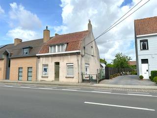 TE RENOVEREN WONING | BOUWGROND OP 767M² MET ZONGERICHTE TUIN, GARAGE EN EXTRA UITWEGBen je op zoek naar een te renoveren woning of bouwgrond met...