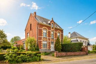<p>Ideaal gelegen in het dorp Ellezelles, biedt deze ruime herenwoning zeer mooie volumes en tal van inrichtingsmogelijkheden.</p>
<p>De woning is perfect geschikt voor een groot gezin, een vrij beroep of een project waarbij privéleven en professionele activiteit gecombineerd worden. Dankzij de indeling is gelijkvloers wonen eveneens mogelijk.</p>
<p>Het gelijkvloers bestaat uit een ruime inkomhal, een grote woon- en eetkamer, een semi-uitgeruste keuken, een berging, drie grote polyvalente ruimtes die kunnen dienen als bureaus, praktijkruimtes, slaapkamers of andere, evenals een douchekamer.</p>
<p>Op de verdieping vindt u vier ruime slaapkamers, een berging en een badkamer. De bovenste verdieping biedt een zeer grote inrichtbare zolder. Een gezonde kelder vervolledigt het geheel.</p>
<p>Buiten biedt het perceel van meer dan 13 are een parkeerruimte, een tuin, een grote garage en diverse ateliers/boxen. Een achterliggende weide kan eventueel optioneel beschikbaar zijn.</p>
<p>Technisch: 10 zonnepanelen, centrale verwarming op stookolie met een tank van 3.000 L, houtkachel en dak in zeer goede staat.</p>
<p>Na enkele renovaties kan deze woning u een unieke leefomgeving bieden met prachtige volumes en alle moderne comfort.</p>
<p>Een karaktervolle woning, zeldzaam op de markt, die u zonder uitstel moet ontdekken!</p>
<p>Voor informatie of bezoeken: contacteer ons via aurelie@immobeguin.be</p>