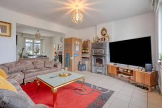 Driegevel woning met tuin in het hartje van Sint-Martens-Lennik (te renoveren).<br /><br />Indeling: <br />kelderverdieping (40 m²): 2 ruime voorraadkelders; <br />gelijkvloers (87 m²): grote woonkamer, keuken, badkamer, veranda en garage; <br />verdieping (40 m²): nachthal en 2 slaapkamers; dakverdieping (40 m²): nachthal en 2 slaapkamers. <br />De garage rechts van deze woning hoort bij het pand, maar de ruimte erboven niet. De achterliggende tuin en het terras zijn omheind en tevens voorzien van een toegangspoortje aan de kleine oprit (links van de woning).<br /><br />Dit pand is zeer gunstig gelegen in de dorpskern van Sint-Martens-Lennik, nabij een bushalte.<br /><br />Totale grondoppervlakte: 292m²; asbestveilig; niet gelegen in overstromingsgevoelig gebied; elektriciteit niet conform; EPC-score F (renovatieplicht). <br /><br />Informatie en bezoeken bij Roeland: roeland@woonkantoor.be, 0476/34 27 69.