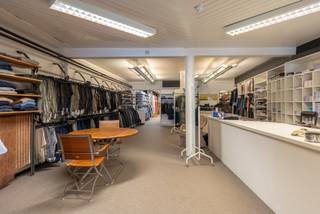 <strong>Goed gelegen gelijkvloers handelspand van maar liefst 436m²</strong><br />EPC: D-label | Gunstige locatie | Achteraan bereikbaar <br /><br />Dit goed gelegen handelspand bedraagt maar liefst 436 vierkante meter bruikbare vloeroppervlakte. Bovendien is het pand goed bereikbaar langs achter, altijd handig voor leveranciers. Het pand biedt voldoende opslagruimte met onder andere een kelderberging, aparte garagebox en grote magazijnruimte achteraan. <br /><br /><strong>Troeven: <br /></strong>- Meer dan 70 meter diep, waardoor de volledige 436m² gelijkvloers gelegen is. <br />- Vlot bereikbaar voor leveranciers dankzij achteringang<br />- Lage gemeenschappelijke kosten (+/- €60 per maand)<br />- Naastgelegen perceel inbegrepen: 868m² landbouwgrond, momenteel in gebruik als parking<br />- Aparte garagebox<br />- EPC: D-label (géén renovatieplicht)