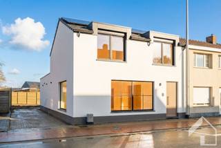 <p>Deze recent met hoogwaardige materialen gerenoveerde woning ligt nabij het centrum van Nijlen en verschillende winkels en scholen. Op de gelijkvloerse verdieping vinden we een inkomhal met vestiairekast. Via de smeedijzeren deur betreden we de leefruimte, voorzien van een parketvloer, met grote ramen, en 2 vaste kasten. Achter de leefruimte vinden we de prachtige keuken, die voorzien is van een eiland, alle toestellen en veel kastruimte. Achteraan vindt u nog een gezellige zit/eethoek met zicht op de tuin. Naast de keuken ligt er nog een berging/wasplaats met de installatie van de warmtepomp. In de nachthal vindt u het apart toilet en toegang tot de badkamer die uitgerust is met lavabomeubel, inloopdouche en handdoekverwarmer. Op de eerste verdieping vinden we drie comfortabele slaapkamers met airco, automatische rolluiken en laminaatvloer, een opbergkast en een apart toilet. Deze woning is met liefde gerenoveerd, voorzien van de meest recente technieken zoals warmtepomp en 8 zonnepanelen en kan hierdoor een prima EPC-score voorleggen. Voor meer info: 0479/9 34 34 9 (Kristof)</p>