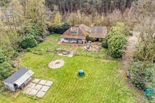 Karakteristieke woning met ingericht bijgebouw, gelegen in een groene en rustige omgeving op een royaal perceel van 8.208m².Dit eigendom bestaat uit...