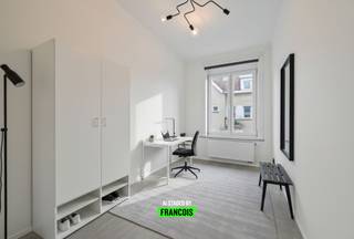 Droom je van een instapklaar appartement op wandelafstand van het strand? <br /><br />Ontdek dit modern gerenoveerde appartement (2021–2022) in hartje Mariakerke (Oostende) – waar comfort, energiezuinigheid en ligging perfect samenkomen.<br /><br />Indeling:<br /><br />Stap binnen in de lichtrijke woonkamer met open keuken, ideaal voor gezellige momenten aan zee. De moderne keuken is uitgerust met hedendaagse toestellen en sluit naadloos aan op de leefruimte.<br /><br />Verder vind je twee volwaardige slaapkamers, een stijlvolle badkamer met inloopdouche, een apart toilet en een privatieve berging op het gelijkvloers.<br /><br />Bijkomende troef? Het gemeenschappelijk dakterras van ca. 100 m² – de ideale plek om te genieten van de zon en de zilte zeelucht. <br /><br />Daarnaast geniet je hier van zeer lage gemeenschappelijke kosten en is er mogelijkheid tot huren van een garage om de hoek.<br /><br />Op slechts 5 minuten wandelen van het strand, winkels en horeca. Alles wat je nodig hebt ligt hier binnen handbereik! 🌴<br /><br />Perfect als startersappartement, tweede verblijf of investering aan zee. 🌊<br /><br />Technische pluspunten:<br /><br />✅ Renovatie 2021–2022<br /><br />✅ EPC-label A (energiezuinig)<br /><br />✅ Elektriciteit conform AREI<br /><br />✅ Gemeenschappelijk dakterras van ca. 100 m²<br /><br />✅ Nabij strand, openbaar vervoer en winkels<br /><br />📍 Toplocatie in Mariakerke (Oostende):