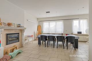 Deze uitzonderlijk ruime halfopen bebouwing biedt maar liefst 290 m² bewoonbare oppervlakte, een prachtige tuin met een weids uitzicht en een indrukwekkende garage!<br /><br />Op het gelijkvloers is er een lichtrijke leefruimte met gezellige gashaard, een eetplaats en een aansluitende keuken. Verder is er een ruime berging, een praktische wasplaats en apart gastentoilet.<br /><br />De eerste verdieping beschikt over twee ruime slaapkamers, een bureau en een badkamer met ligbad, douche en toilet. Via een vaste trap bereikt u de tweede verdieping met een derde slaapkamer, ingemaakte maatkasten en extra zolderruimte. Er is ook nog een ruime kelder met extra opbergmogelijkheden. <br /><br />Eén van de grootste troeven is zonder twijfel uitzonderlijk grote garage van meer dan 60 m2 groot. Er is plaats voor drie wagen, maar kan ook perfect als magazijn of hobbyruimte kan dienen. Buiten geniet u van een aangename tuin met groen uitzicht.<br /><br />De woning beschikt over een gunstige EPC met C-label en heeft onder meer airco. Het pand werd bovendien ook asbestveilig gekeurd. <br /><br />Pandenjagers is een innovatief vastgoedkantoor en kiest bewust voor een unieke en transparante aanpak. Bij ons bestaat de totale aankoopprijs altijd uit twee duidelijke onderdelen: de adviesprijs die bovenaan in de advertentie vermeld staat, plus onze vaste commissie van 10.000 euro incl. BTW. Dankzij deze open prijsstructuur krijgt u als koper vanaf het eerste moment een eerlijke inkijk hoe de totale prijs van het pand tot stand is gekomen.<br /><br />Interesse? Contacteer ons via 0465/08.26.69 of info@pandenjagers.be.