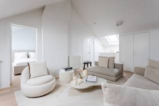 Bent u op zoek naar een volledig gerenoveerd en energiezuinig 1-slaapkamer appartement (75m²) ? En dit met alle comfort en luxe op een toplocatie? Dan stellen wij graag deze parel aan u voor gelegen op de bovenste verdieping (4v) zonder lift. <br />Indeling:<br />U komt binnen in de lichtrijke woonkamer met open keuken. De keuken is voorzien van de nodige toestellen. De woonkamer heeft een ingebouwde vestiaire en geeft toegang tot een apart toilet. Aanpalend aan de woonkamer is er de master bedroom met een ensuite badkamer die voorzien is van een douche en enkele lavabo.<br /><br />Maandelijkse lasten: €100/maand voor minuterie, algemeen onderhoud, poetsdienst, blokpolis en syndicusvergoeding.<br /><br />Ligging:<br />Gelegen in het bruisende centrum van Antwerpen met alles binnen handbereik! Openbaar vervoer en verbindingswegen op enkele ogenblikken. Nabij winkels, horeca, scholen,... <br />Pluspunten:<br />- Gemeenschappelijke fietsenberging<br />- Elektriciteit is conform<br />- EPC met label B (dakisolatie, HR beglazing, gevelisolatie)<br />- Veiligheidsdeur<br />- Airconditioning <br />Voor meer informatie of een bezichtiging kan u One vastgoed steeds bereiken op volgend nummer 03 360 85 30.