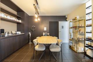 Via het sas zijn er<strong> 3 afzonderlijke toegangen, </strong>voor het bereiken van de<strong> 2 handelspanden en het </strong> <strong>appartement met 3 slaapkamers</strong>.<br /><strong>Handelspanden met verschillende ruimtes en mogelijkheden.</strong><br />Voorzien van <strong>alarmsysteem</strong>, <strong>airco</strong>, <strong>ventilatie D-systeem</strong>, <strong>regenwater</strong>.. <br /><br /><strong>Ligging </strong>: gelegen op de Desselgemseweg Waregem, op minder dan 3km van de op-en afrit van E17, op 1,5 km van het centrum van Waregem. Vlotte bereikbaarheid.<br /><br />Indeling handelspand: <br />Inkomhal met aparte toegangen naar de <strong>kantoor/praktijk/handelsruimtes</strong>. Er is een praktijk/kantoorruimte van <strong>28 m²</strong> en een praktijk/kantoorruimte van <strong>75 m²</strong>.<br />Daarnaast is er nog een bijkomende praktijk/kantoorruimte /berging van<strong> 24 m²</strong> en een keuken / refter van <strong>16 m².</strong> <br />(De totale oppervlakte van het gelijkvloers is 190 m²)<br /><br />Indeling <strong>appartement </strong>(bewoonbare oppervlakte : <strong>150 m²): </strong><br /><strong>Hal</strong>- apart <strong>toilet </strong>- lichtrijke <strong>woon-en eetruimte </strong>(mogelijkheid tot gashaard) - volledig ingerichte <strong>leefkeuken </strong>-<strong> 3 slaapkamers</strong> (ruime slaapkamer en twee kinderkamers) - <strong>badkamer </strong>met ligbad, inloopdouche en lavabomeubel - <strong>zonneterras </strong>van 17 m² bereikbaar via woonruimte en keuken - <strong>buitenberging </strong>/ technische ruimte - zeer ruime, geïsoleerde <strong>zolder </strong>(mogelijkheid tot extra kamers).<br /><br />Voor het gebouw zijn er <strong>ruim voldoende parkeerplaatsen.</strong><br />Er is ook een <strong>dubbele garage (50 m²) </strong>met automatische sectionaalpoort vooraan &amp; achteraan de garage.<br />Achter de garage bevindt zich nog een <strong>terras &amp; tuintje met open zicht </strong>op landbouwgronden.<br /><br /><em><strong>!! Ideaal voor wie op zoek is naar een investering wegens het verhuurd zijn van de 3 eenheden !! </strong></em><br /><br />Wenst u meer info of een bezoek ter plaatse? Bel Martijn op het nummer 0470/62.95.68 of mail naar martijn@maesconceptimmo.be.<br /> 