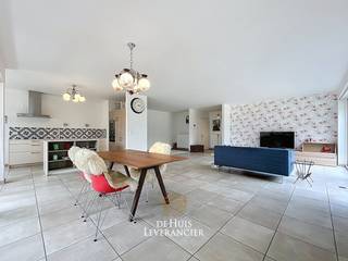Ontdek dit uitzonderlijk ruime gelijkvloersappartement in het centrum van Kontich gelegen in de stijlvolle residentie Leyehorst. Hier woon je...