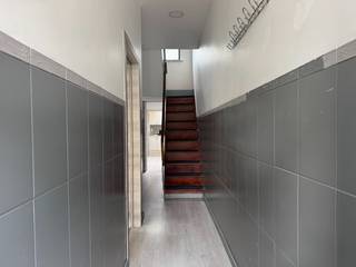 Deze woning is gelegen in de Pijnderstraat vlakbij het station van de dampoort. Op wandelafstand van het centrum.<br />Het pand heeft een conforme elektriciteit en een epc score van 171 kwh/m2 jaar. De woning wordt verwarmd met een condenserende gasketel.<br />Indeling: inkomhal met traphal, kelderberging, leefruimte betaande uit eetplaats en zithoek, ruime keuken, berging en badkamer<br />1ste verdiep: 2 kamers<br />2de verdiep: 2 kamers<br />Geen koer.<br />Voor meer info? 0492 50 88 18 of info@centeroffice.be