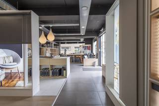 Handelspand van ca. 240 m² te koop in Wevelgem. Door de ligging geniet het pand van voldoende visibiliteit. Specificaties:- handelsgelijkvloers...