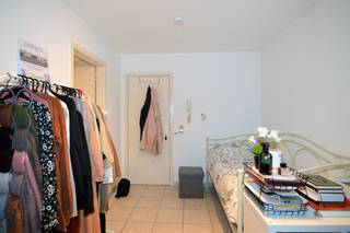 Deze instapklare studio tussen de ring en het centrum, vlakbij de hogeschool "Lessius" te Mechelen bestaat uit een leef/slaap ruimte, keuken en badkamer.<br /><br />Bijkomende kosten per maand komen op 105 euro ( verwarming, water, kosten gemeenschappelijke delen,...)<br /><br />Er is geen lift in het gebouw<br /><br />vrij vanaf 01/05/2026.<br /><br />Meer inlichtingen of een bezoek via info@immovos.be <br /><br /> 